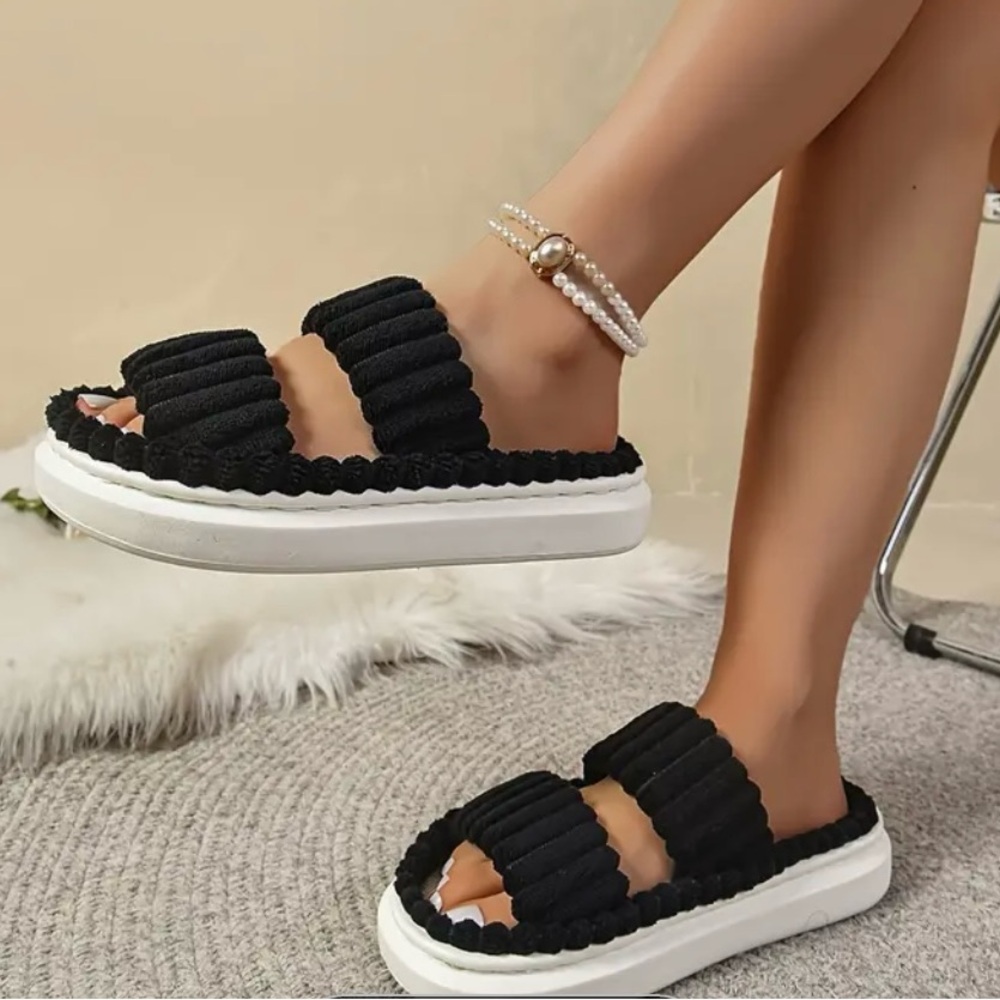 Women’s Slide Sandals NWT - Picture 2 of 6